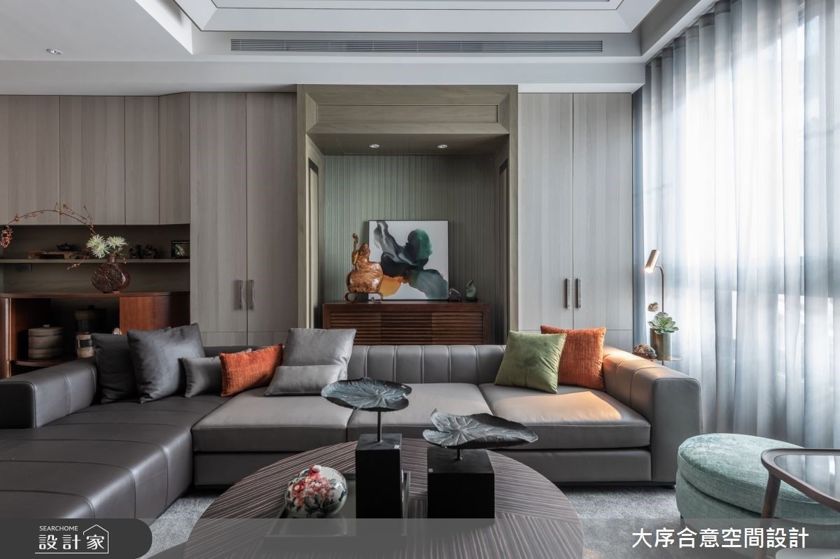 客廳展示櫃壁面鋪陳帶玉石色調的木皮，勾勒整體精緻度。