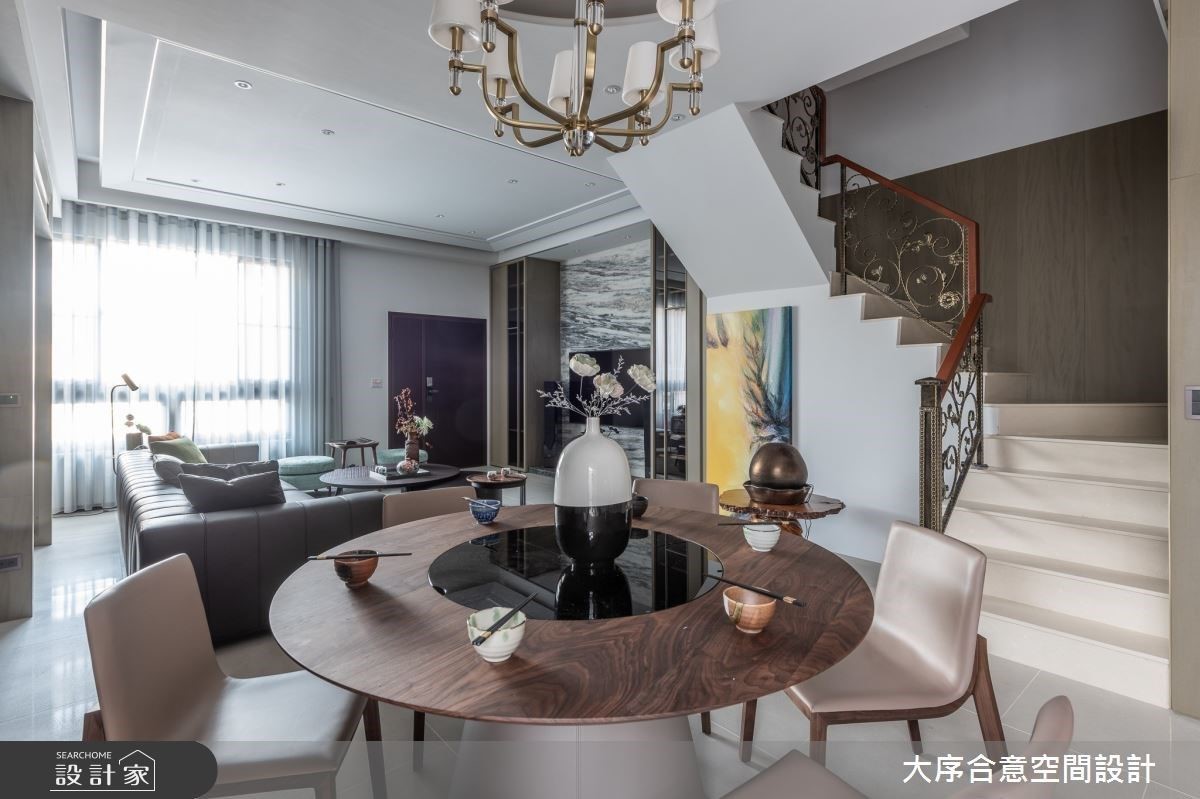 餐廳選搭圓桌，透過沉穩木色與圓型語彙，烘托屋主格調，更展現東方融洽意象。