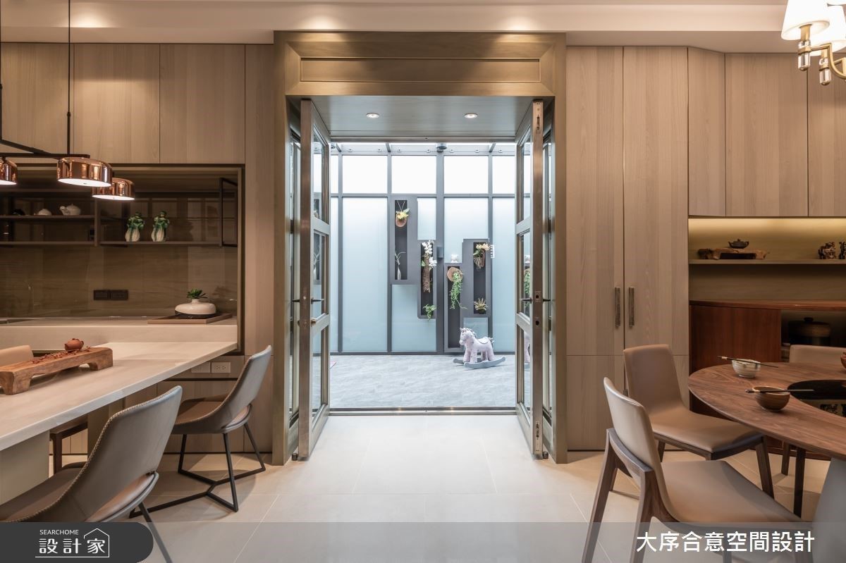 公領域藉雙開門設計，串聯室內與戶外遊戲室，體貼父母照看孩童需求。