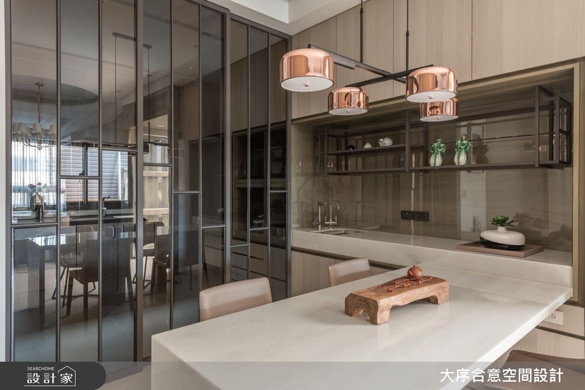 廚房貼心規劃拉門遮擋油煙，通透清玻更串聯場域連貫性。