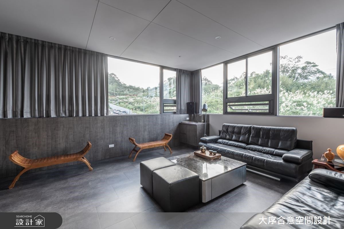 男主人的卡拉 OK 娛樂室以大面窗景延攬戶外綠意，為生活創造更愜意的享受。