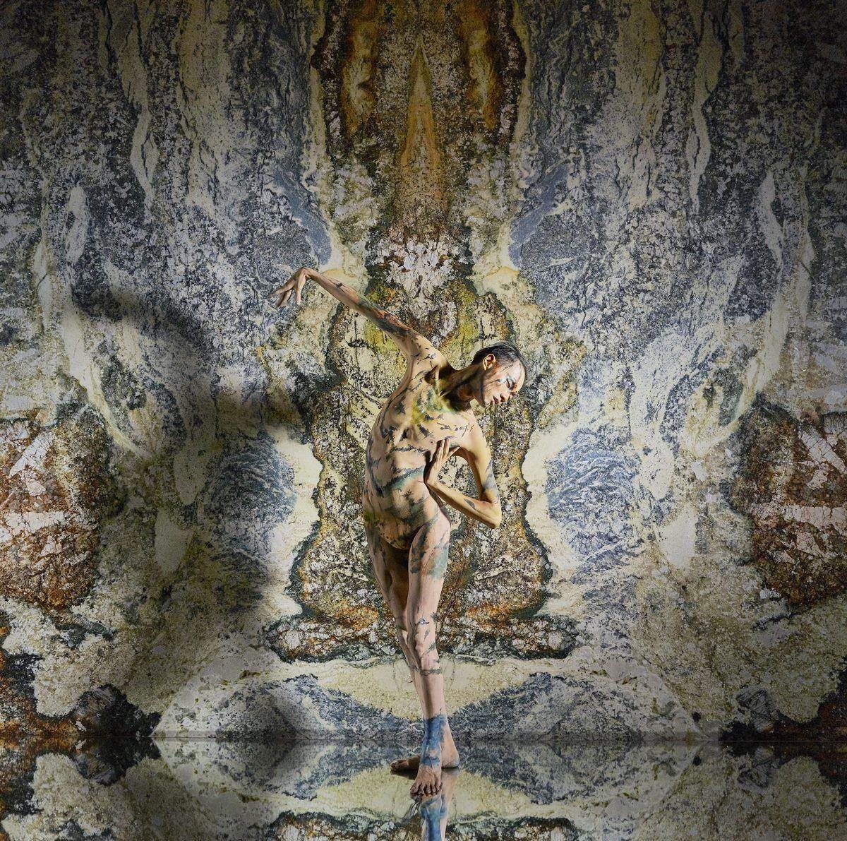 承豪石材邀請人體彩繪舞者,藉由肢體律動賦予石材藝術生命力。 承豪石材邀請人體彩繪舞者,藉由肢體律動賦予石材藝術生命力。