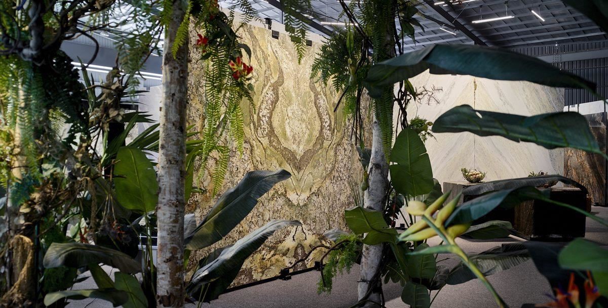 一館內擺設大型植栽,營造在大自然中探索珍品的獨特消費體驗。 一館內擺設大型植栽,營造在大自然中探索珍品的獨特消費體驗。
