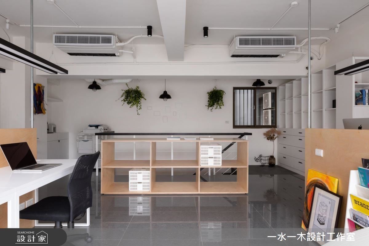 二樓辦公空間運用綠色植栽妝點空間,增添自然綠意景緻。 二樓辦公空間運用綠色植栽妝點空間,增添自然綠意景緻。