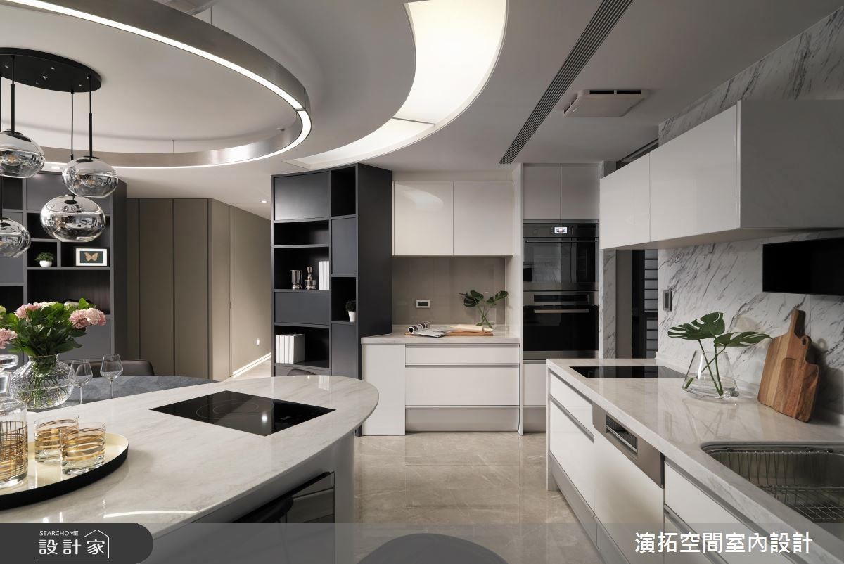 餐廚區藉由圓型意象,創造可利用的畸零收納空間。 餐廚區藉由圓型意象,創造可利用的畸零收納空間。