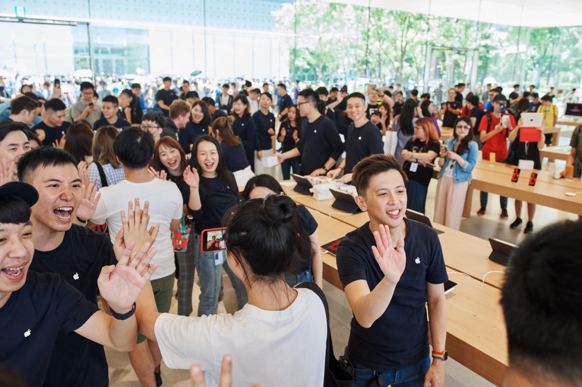 Apple 信義 A13 總共有155服務人員，有超過一半以上來自Apple Taipei 101和Apple Stores，可說超過10種語言，將提供最完整、豐富的服務。