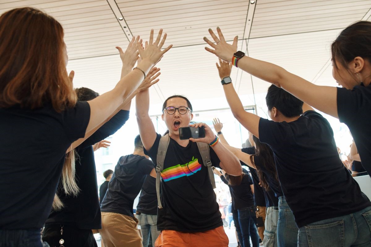 台灣果粉和Apple團隊慶祝台北Apple 信義 A13的開幕。