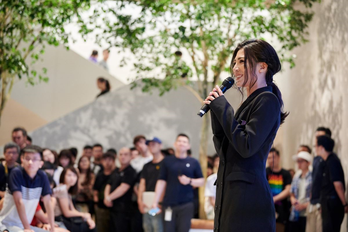 第30屆金曲獎最佳國語女歌手入圍者艾怡良在Apple信義 A13開幕當天進行演出。