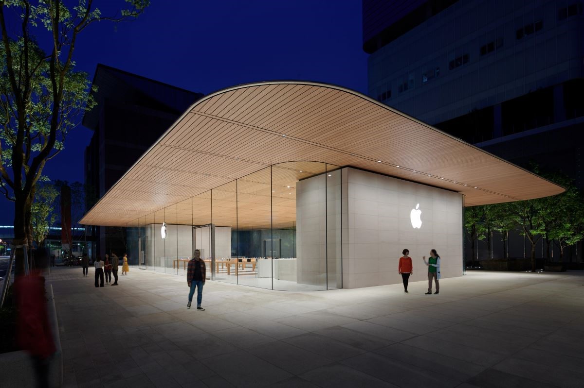 Apple 信義 A13 採用兩層樓的獨立式展廳設計，屋頂以碳纖維物料強化。