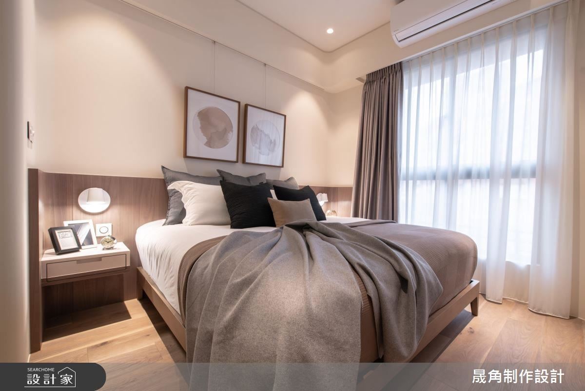 主臥以沉穩色彩譜畫,賦予屋主夫妻安逸舒適的睡眠場域。 主臥以沉穩色彩譜畫,賦予屋主夫妻安逸舒適的睡眠場域。