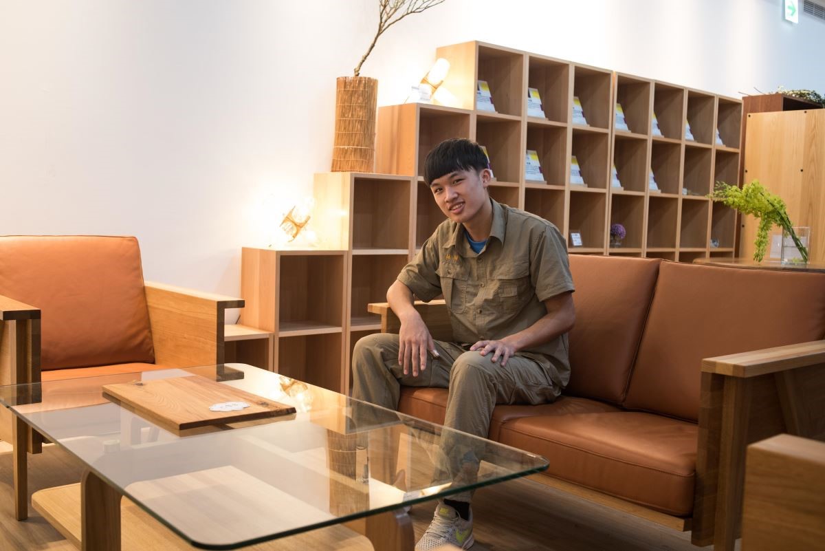 通過團隊精神，蘇駿和其他同學一起完成了大件的沙發家具，很有成就感、也是很棒的回憶。