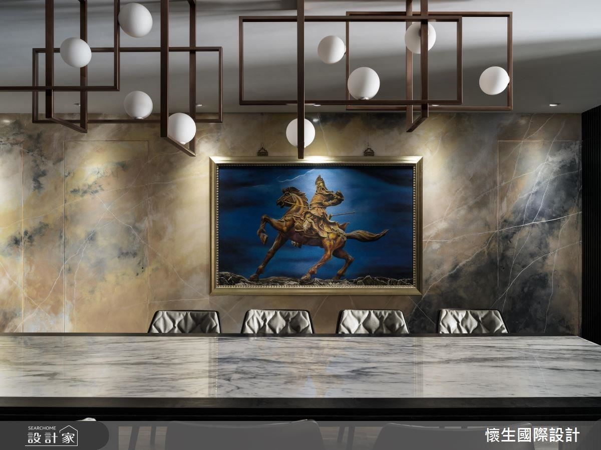 餐廚區以大型中島結合餐桌、吧檯;更將收納與展示機能融為一體,強化俐落視覺感,開闊空間尺度。 餐廚區以大型中島結合餐桌、吧檯;更將收納與展示機能融為一體,強化俐落視覺感,開闊空間尺度。