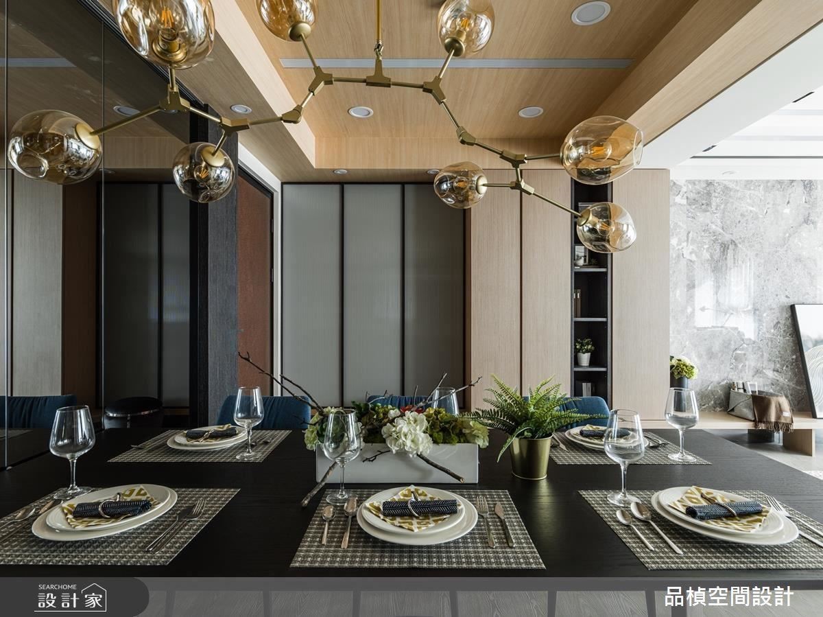 餐廳運用灰鏡添增精緻質感,同時具有空間加乘效果。 餐廳運用灰鏡添增精緻質感,同時具有空間加乘效果。