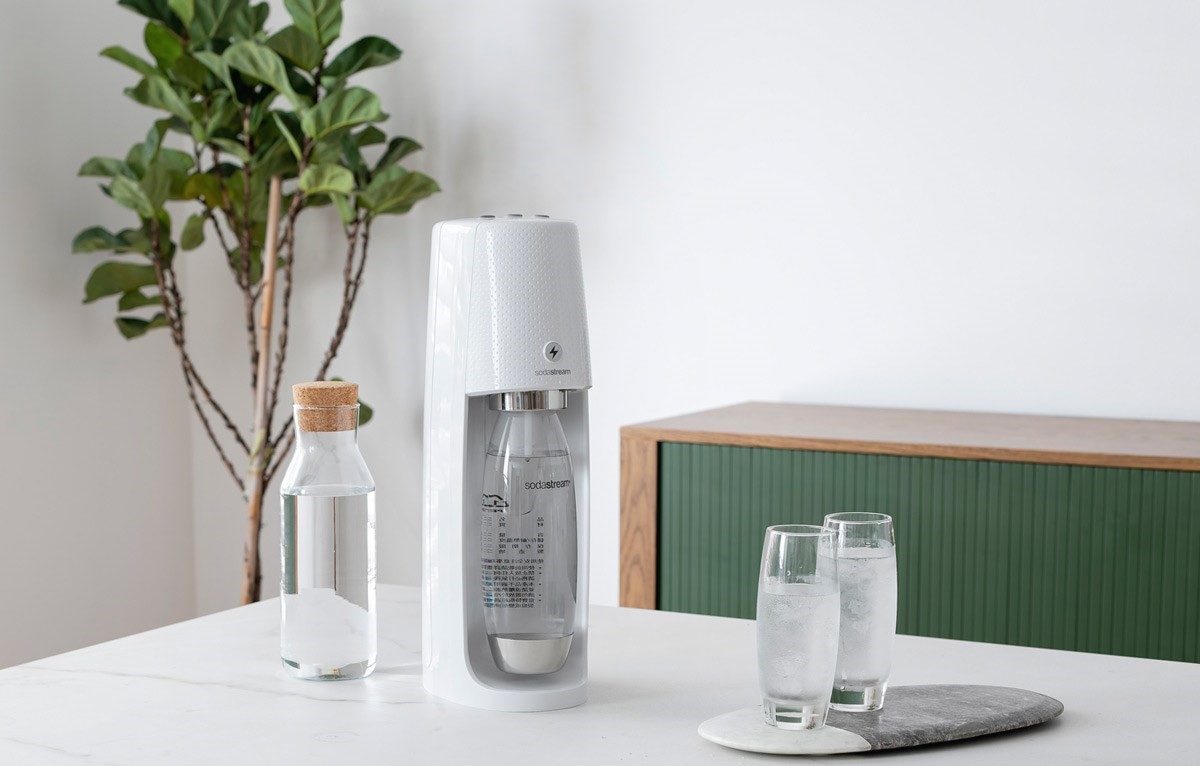 簡約造型的 sodastream Spirit One Touch 氣泡水機，散發極簡美的優雅質感，讓家電也能成為生活品味的延伸，市價 6500 元。