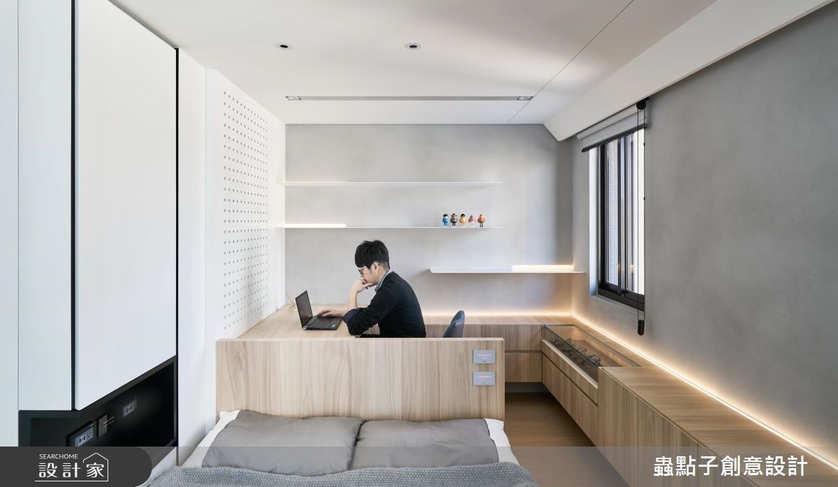 主臥床頭壁面巧妙圍塑書房及臥室櫃體機能。 主臥床頭壁面巧妙圍塑書房及臥室櫃體機能。