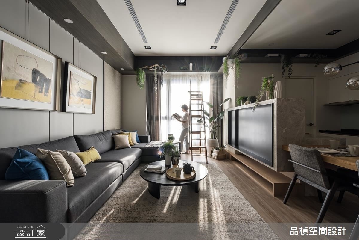 客廳專屬實木梯形成機能與造型的空間景致。 客廳專屬實木梯形成機能與造型的空間景致。