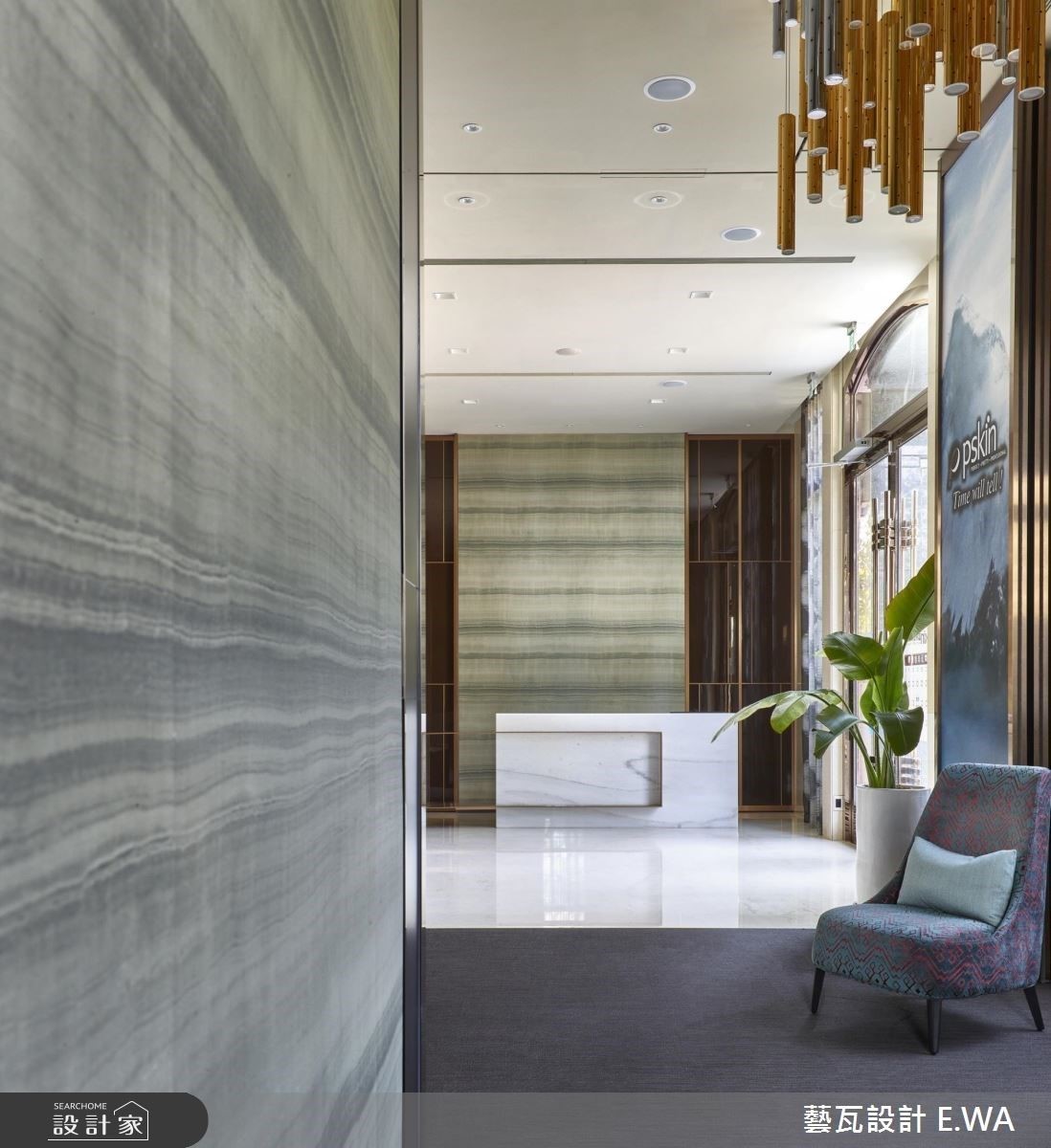 亞曼尼壁紙有著絹絲般的質感，柔化了鈦金屬＋石材的冷調空間，雖然看似簡單的黑白灰線條，卻散發出與眾不同的精緻感，在低調中展現高質感的氣勢。