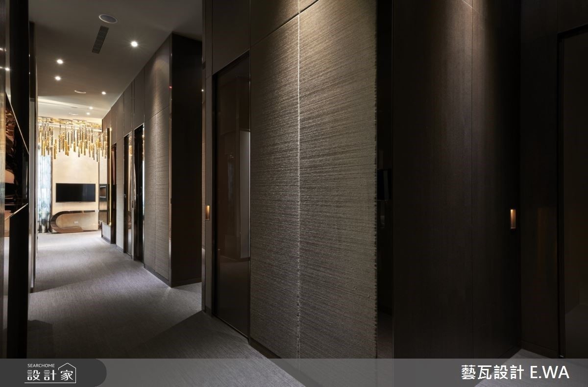 非常重視客人隱私的空間設計，隔音或隱閉性都考慮得相當周到，讓每位客戶都能享受自在，不受干擾。利用嵌燈提供最低限度的光源，但鈦金屬的門框仍然隱約閃耀著光芒。收納機能完備的櫃體美學，營造出別具人文氣息的醫美空間。