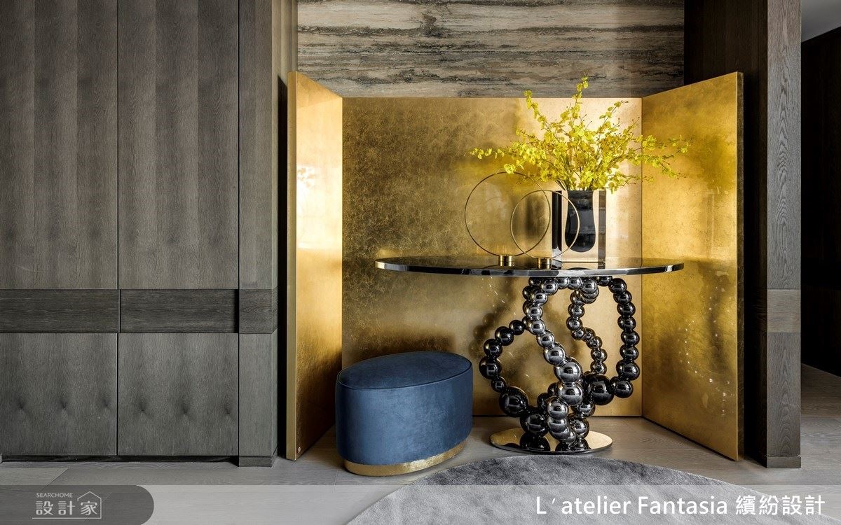 入口玄關以金箔屏風襯托雕塑藝品的優雅形貌，在金屬工藝的精工雕琢下，展現雲端豪宅的雍容大器。