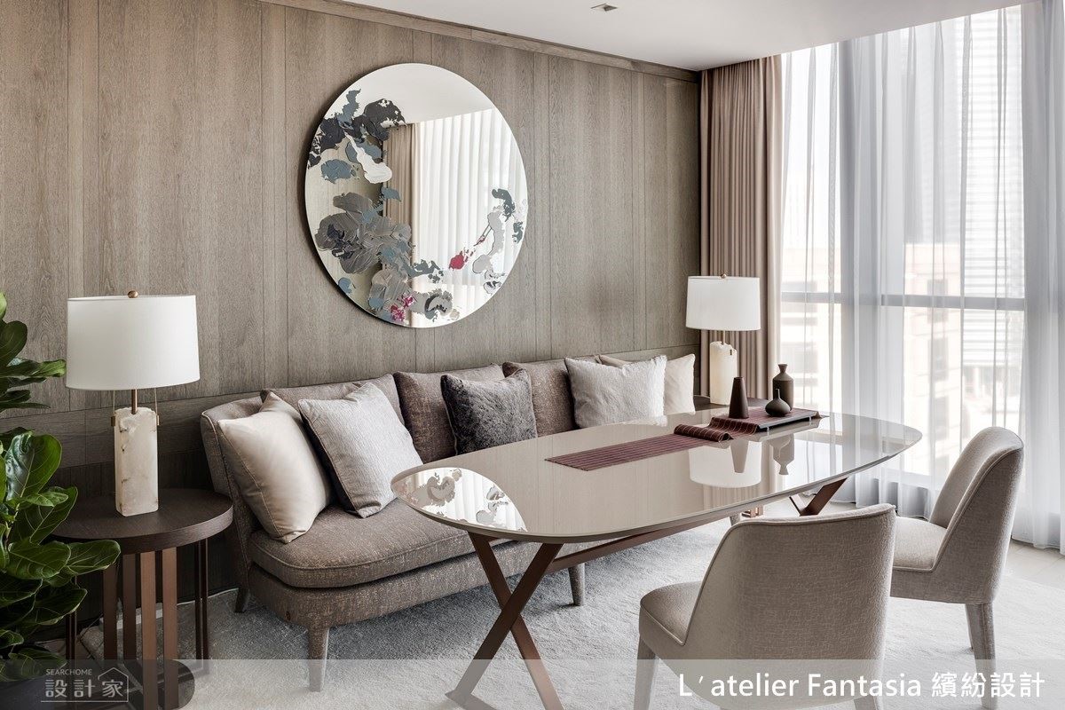 書房牆面以藝術家何政宏的繪畫圓鏡「水月空花」，傳遞生命現象與現實世界本質，更以白色祥雲象徵雲端住宅的尊貴非凡。