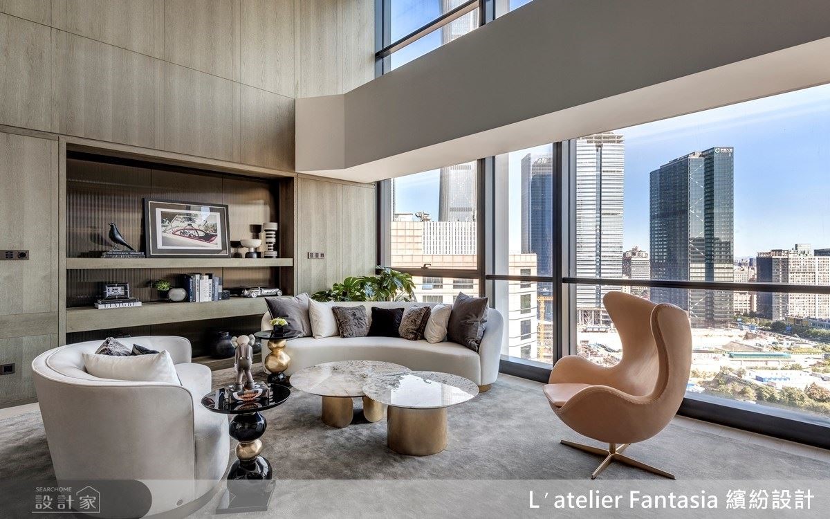 客廳家具採圓弧造型配置，創造環繞動線同時營造社交型生活空間，優雅凝聚親友情誼。