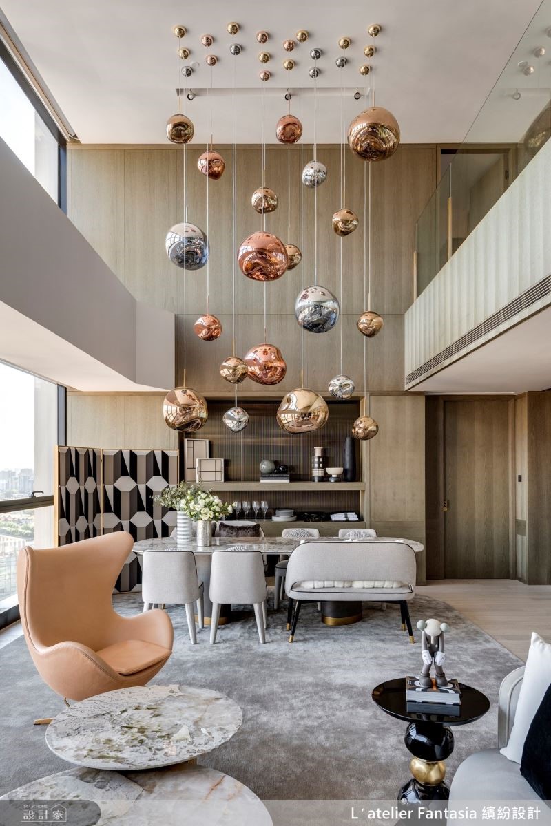 餐廳精選品牌垂墜吊燈，在亮澤金屬的質感表現下，為整體居家畫龍點睛，更體現樓中樓挑高6.8米的空間優勢。