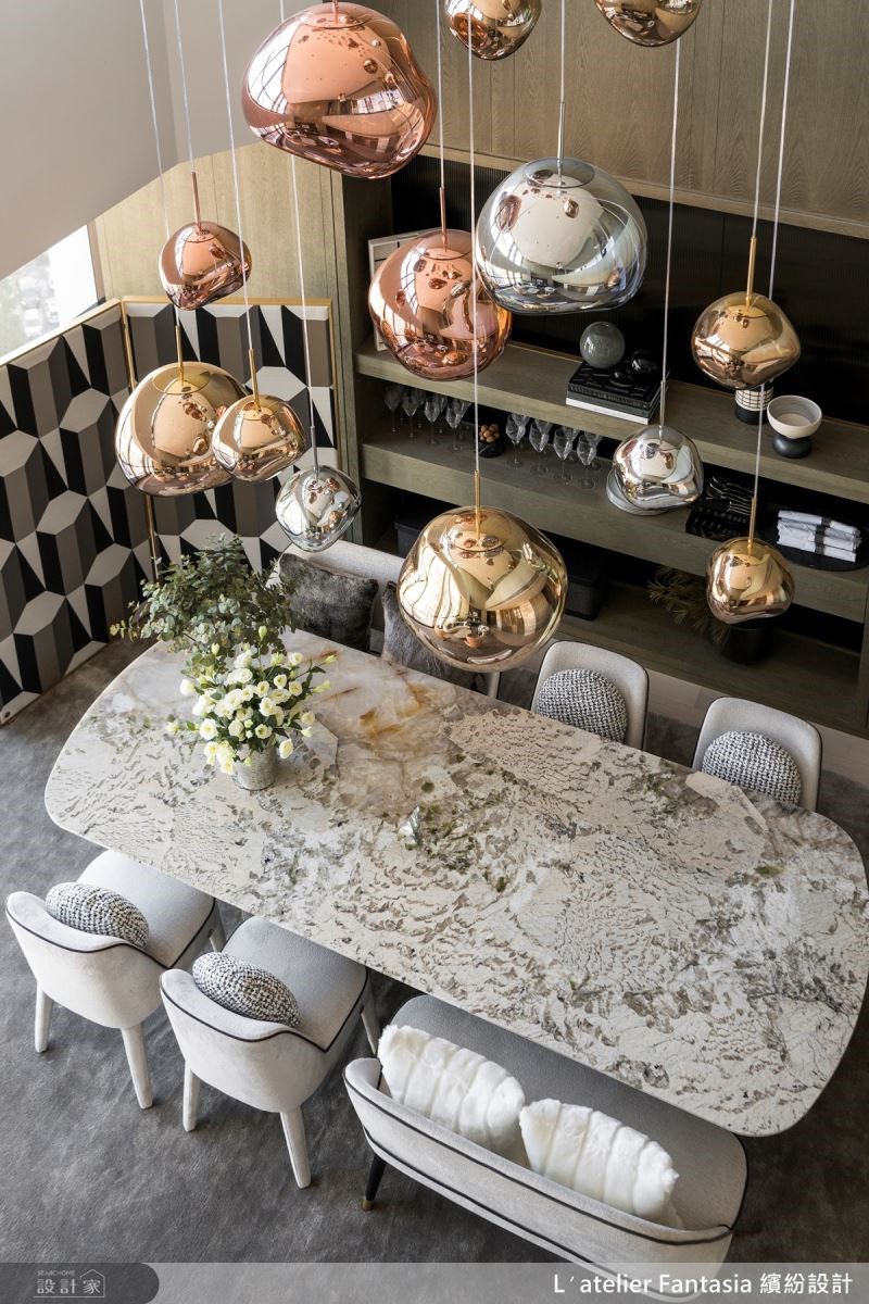 餐桌特意以古代皇朝御用寶石─綠碧璽製作而成，在陽光照射下，翡翠晶體閃耀璀璨光芒，豐富空間的視覺層次。