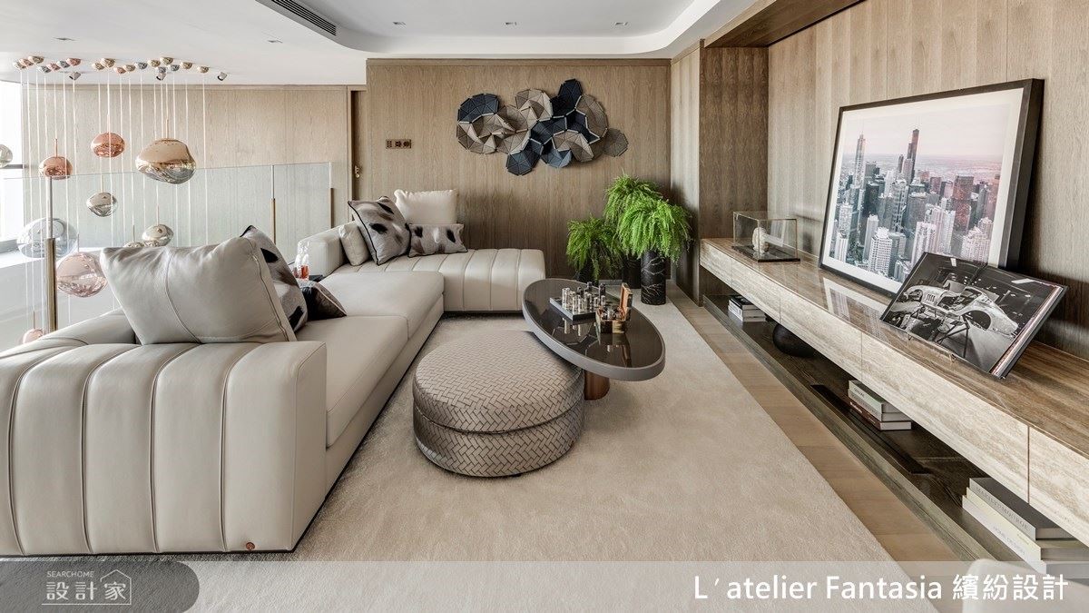 樓上起居交誼廳採方型家具配置，呈現輕鬆無拘束的自在感受。