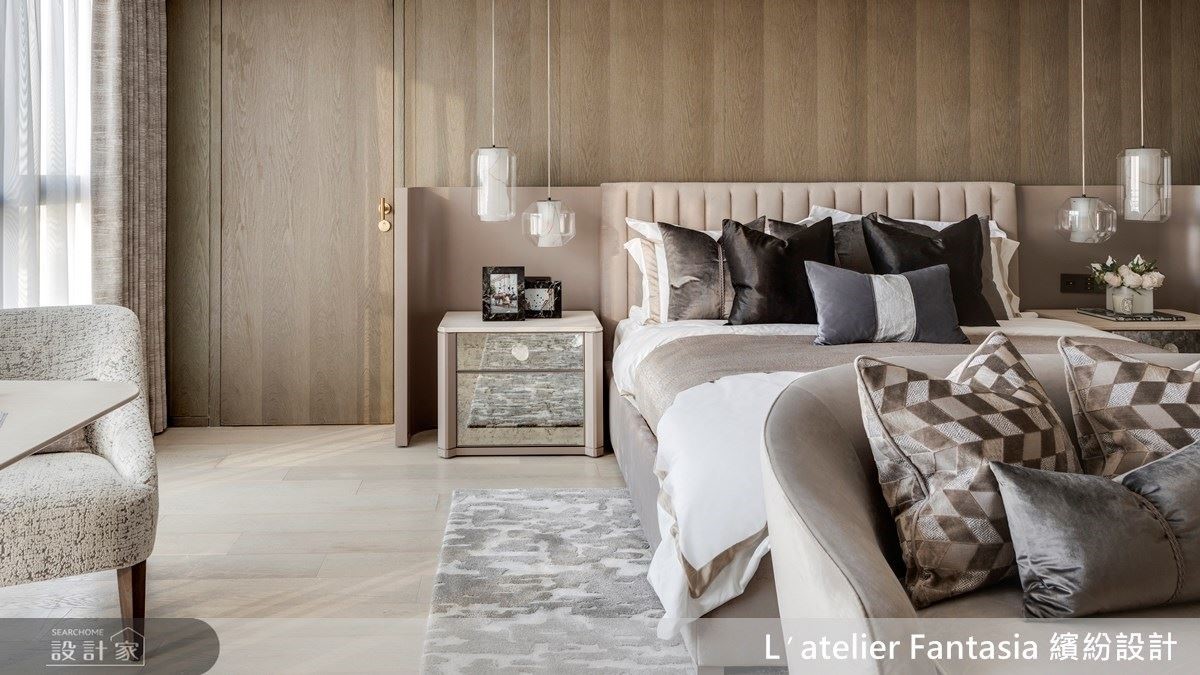 主臥貼心運用各面空間規劃出休憩聊天、造型梳妝等空間，完美刻劃起居機能，更在溫潤木色及軟件的鋪陳下，營造沉穩舒適的睡眠氛圍。
