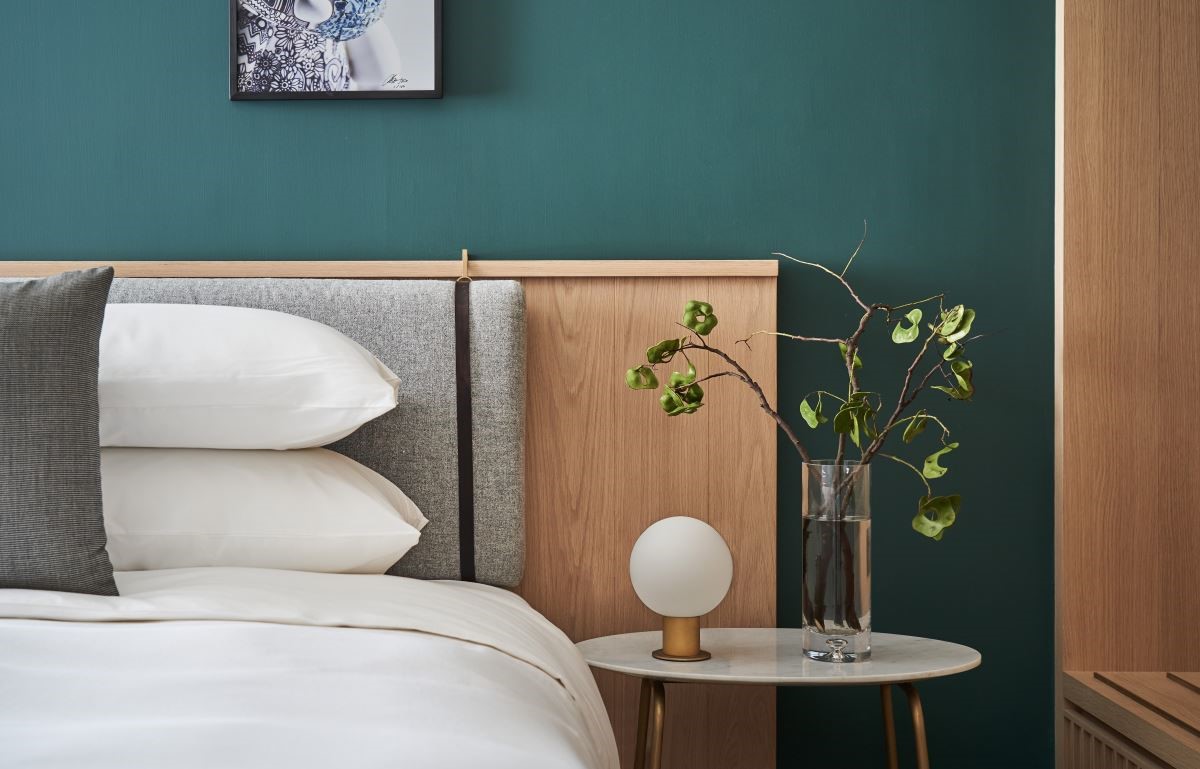 房間運用「城市小綠洲」概念，打造愜意、優美的空間意象。