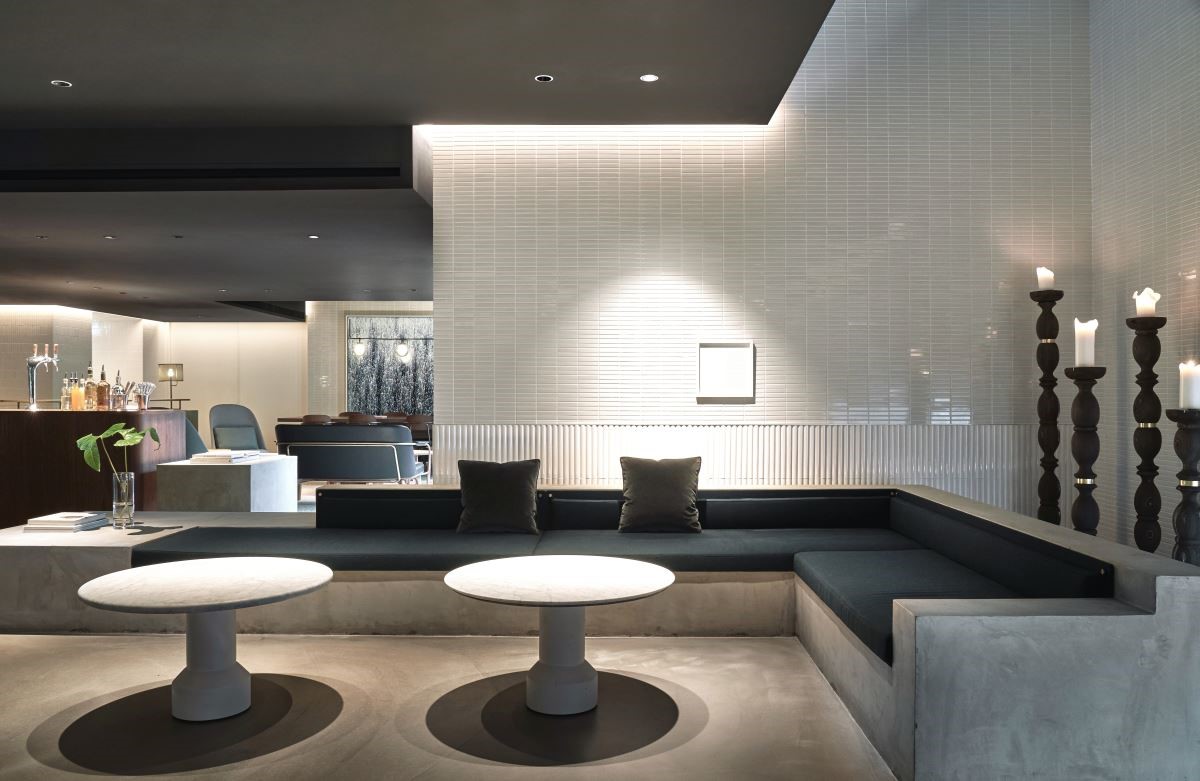 Living Room 以挑高天井設計，搭配簡約俐落燈飾，淬煉低調精緻品味。