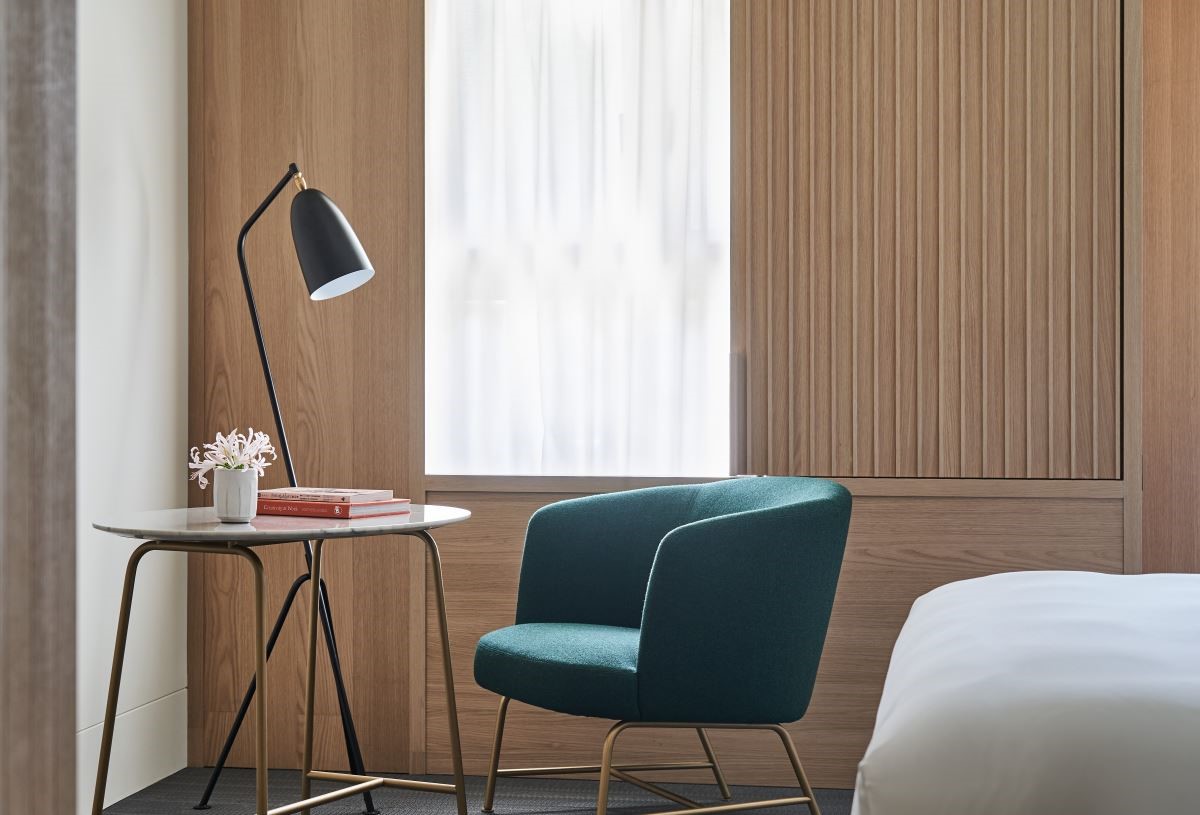 客房以木質材渲染沉穩氣息，在簡約空間中，傳達「家」的溫和紓壓感。