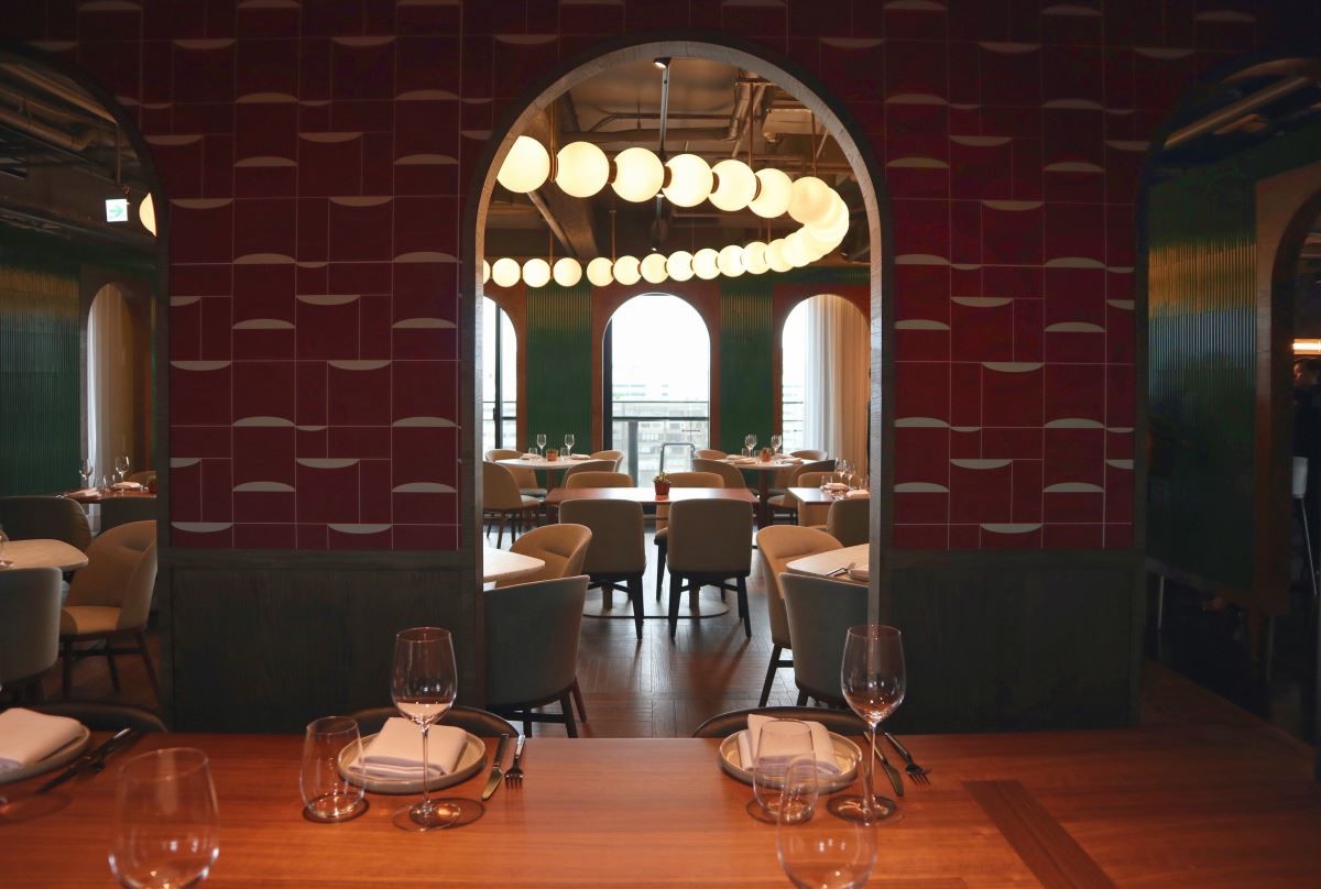 餐廳壁面以鐵花窗圖騰化為藝術端景，並透過富貴紅色賦予旅客愉悅感受。