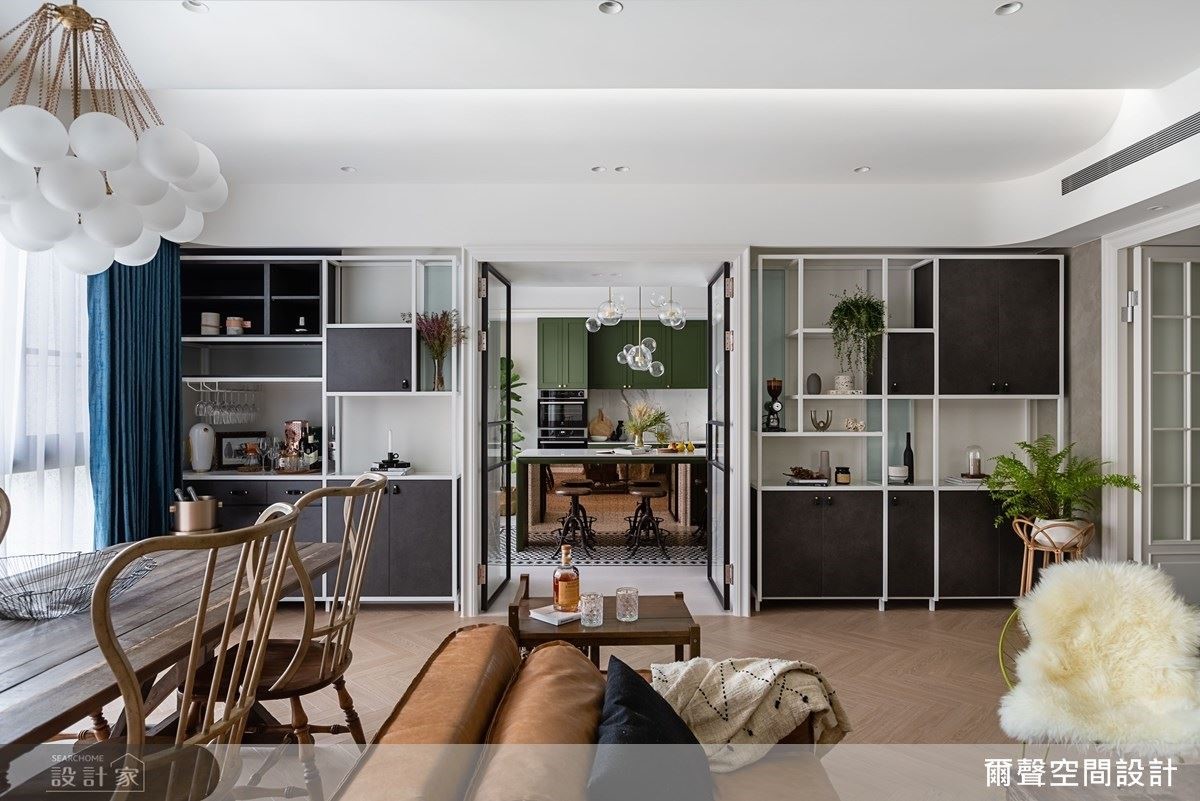 客廳規劃鐵件櫃體，滿足屋主收納展示需求。