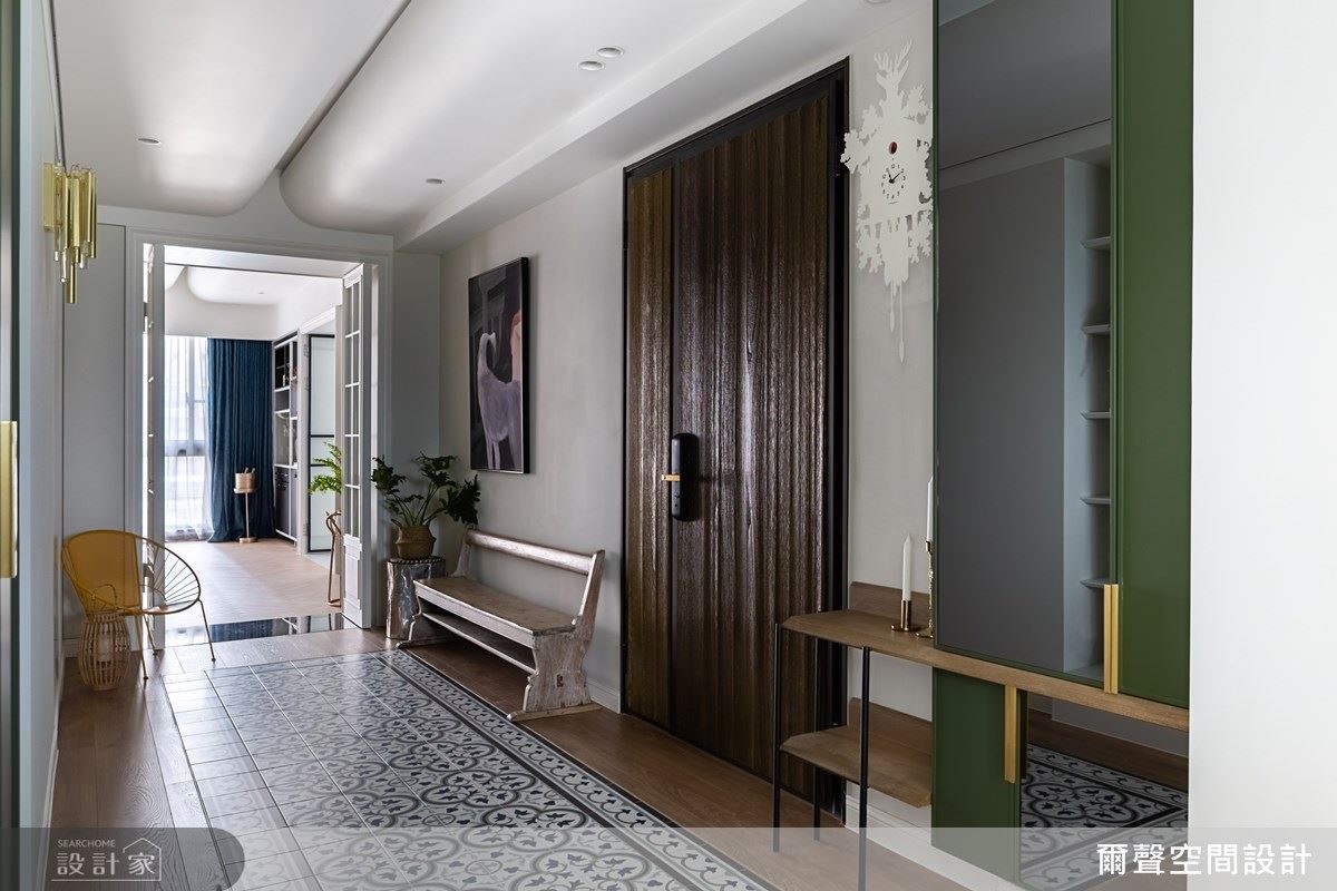 玄關地坪以地毯磚鋪陳，作為動線引導。