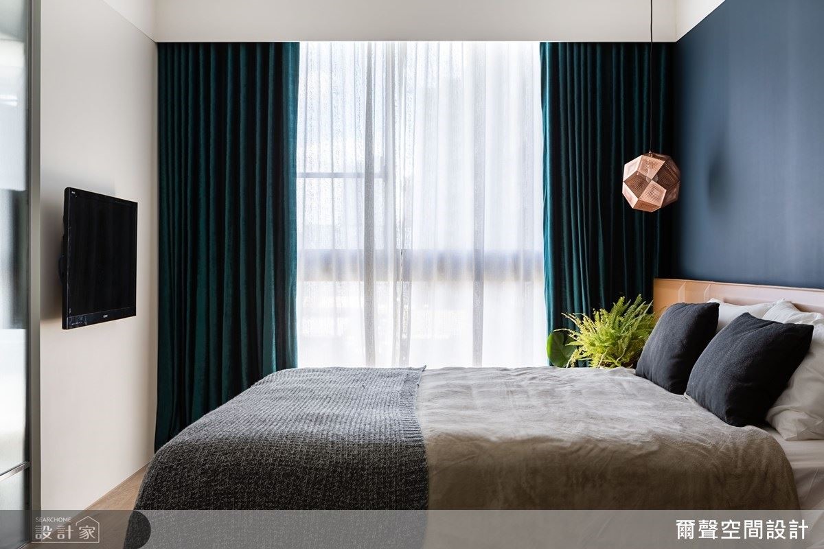 主臥以沉穩黑藍色彩呈現，營造慵懶舒適氛圍。