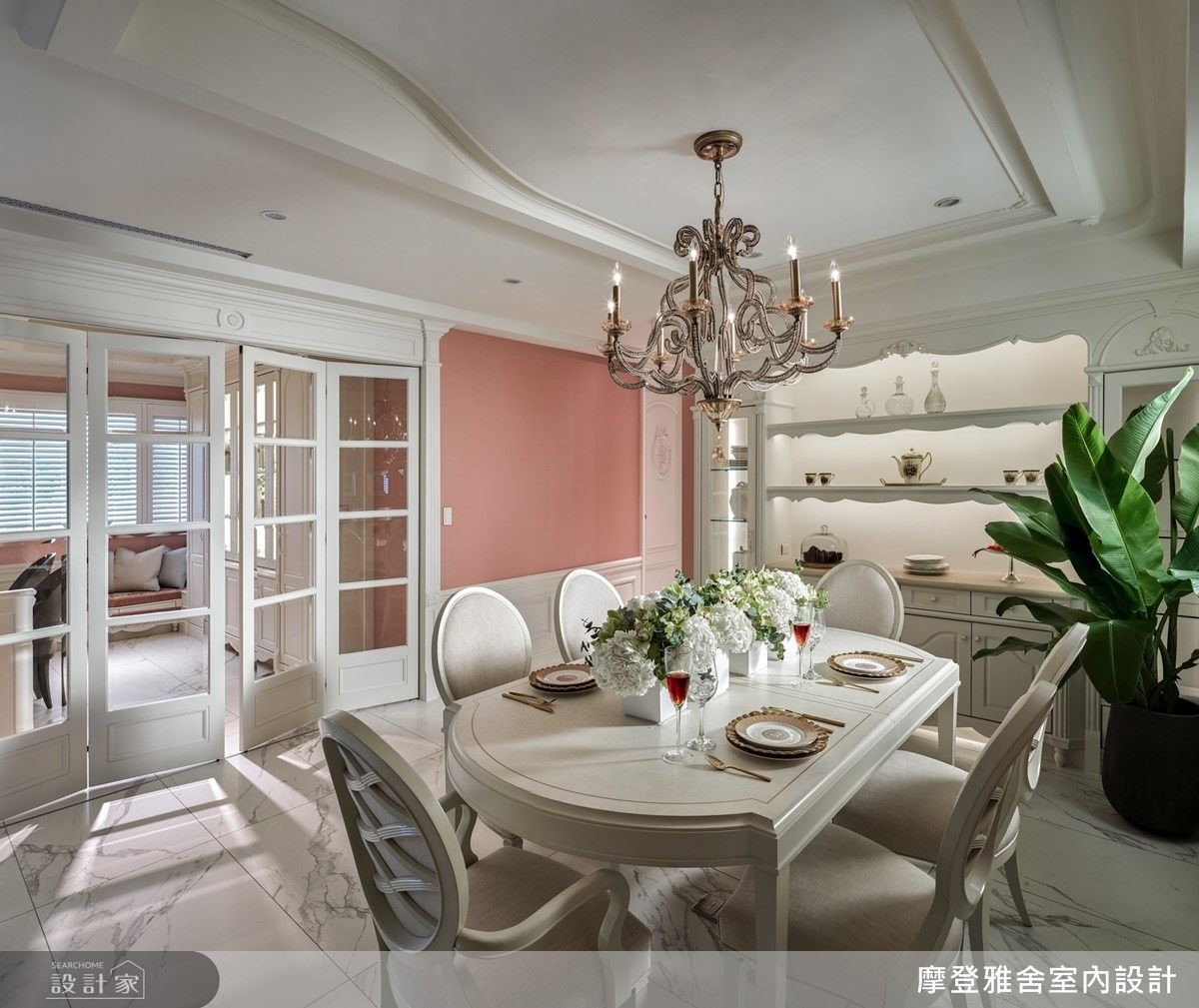 餐廳天花運用圓弧造型、精緻線板修飾，不僅找出屋高優勢，更為居家襲來古典浪漫氛圍。