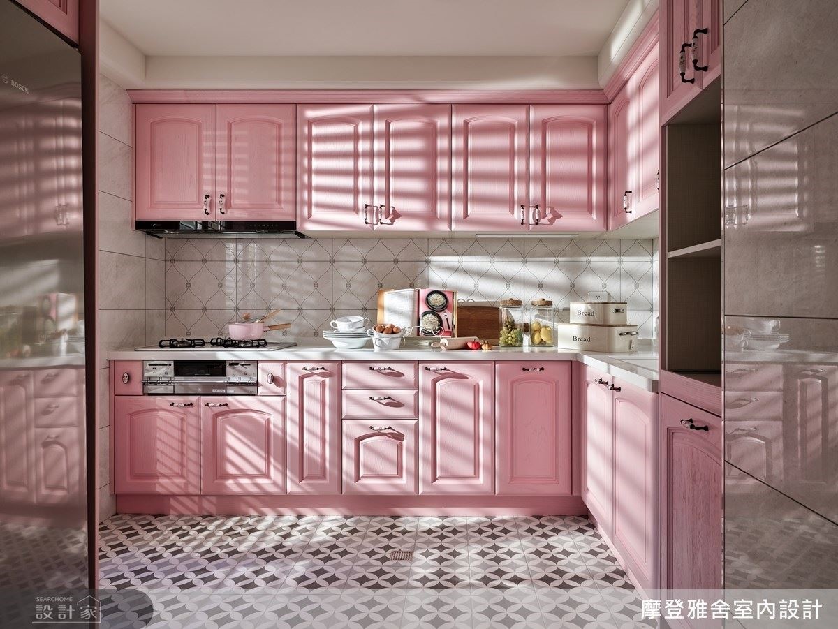 廚房鋪陳女屋主最愛的粉紅色，並精選壁面、地坪圖樣，活潑整體空間氛圍。