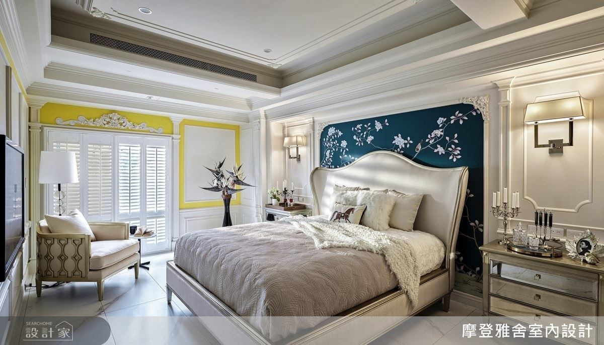 主臥房以皇帝御用黃調做為空間主色，搭配花鳥壁紙的土耳其藍，彰顯空間主題性。