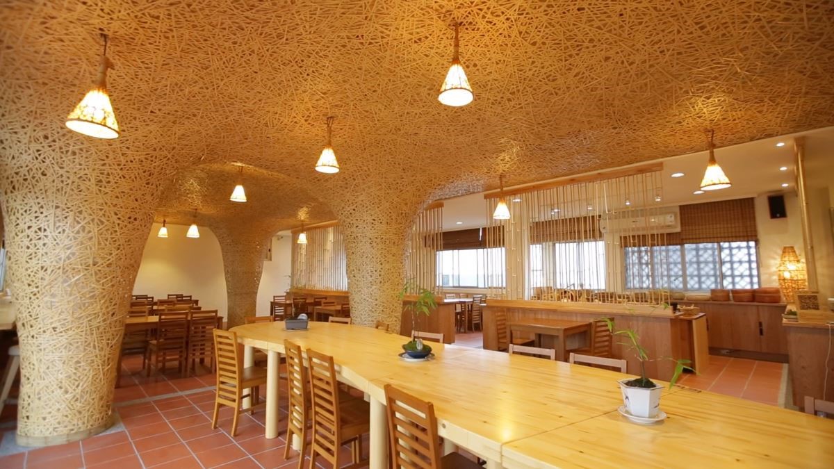 空間以竹編方式從立面延伸至天花，優雅而繁複的竹編技藝展現竹林雅致。