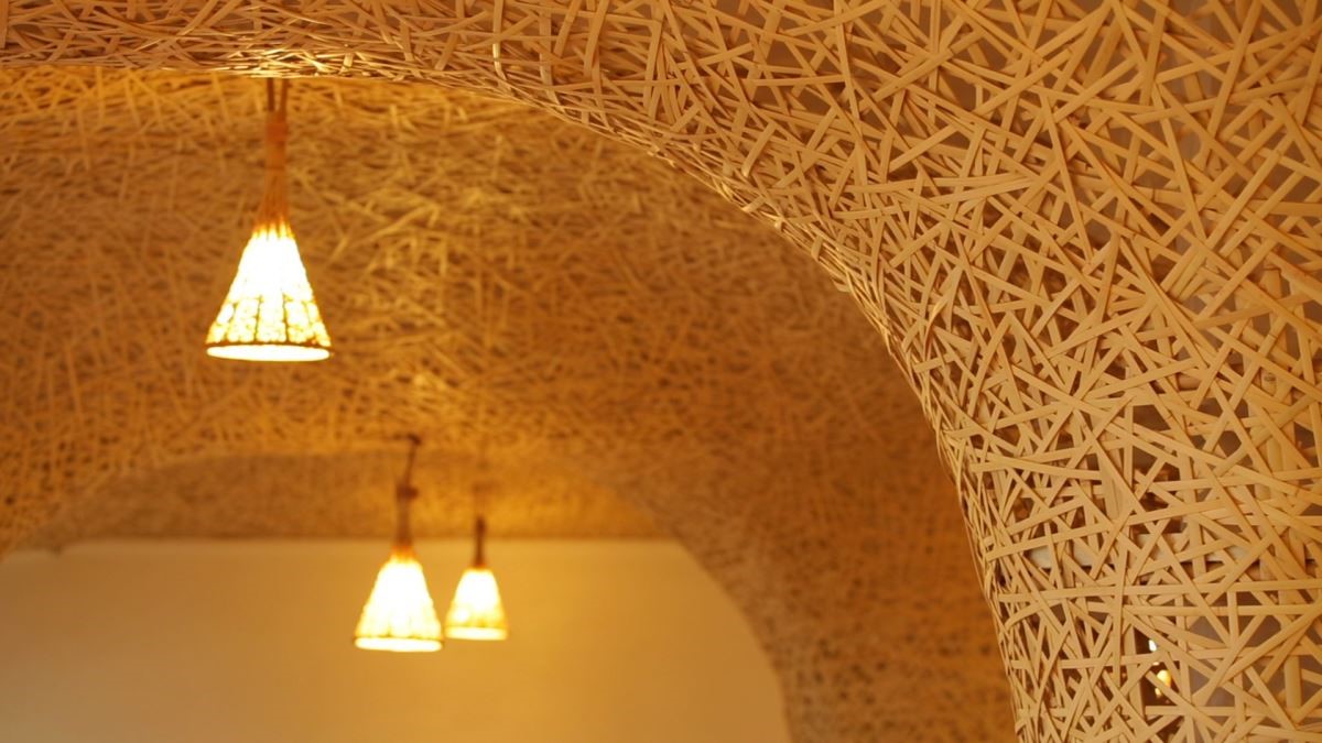 在竹燈的光影流動中，空間增添幾許溫暖意象。