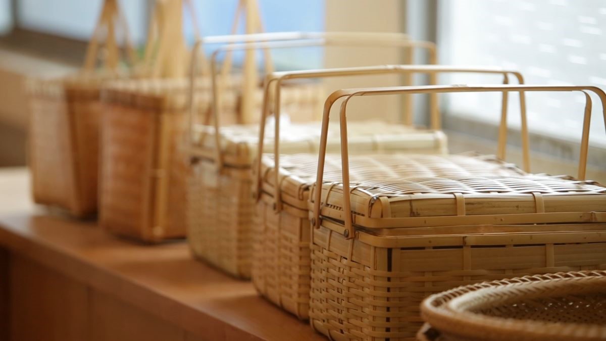 一旁展示間擺放竹生活文化協會所編織的工藝品，讓竹藝重返大眾生活。