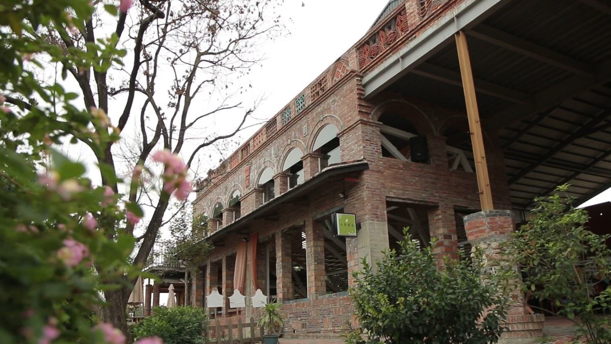 瓦窯提供互動體驗區，讓親子動手玩創意，重新認識紅磚建材。