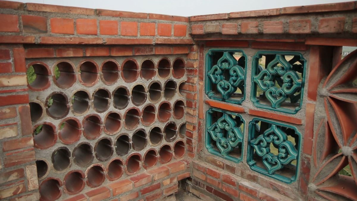 晶綠釉面鏤空花磚在古樸紅瓦磚中點綴出另一番人文氣息。