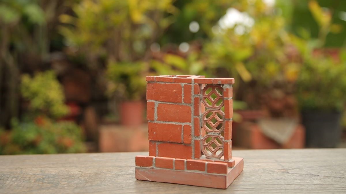 李俊宏突破瓦磚既定意象，將紅磚牆縮小、精緻化為筆筒，讓傳統文化融入生活場景。