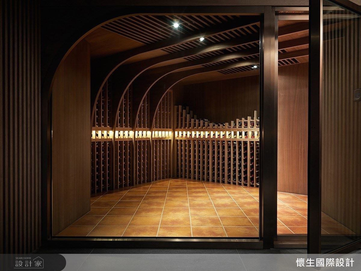 依屋主品酌愛好，結合智能調控設備，打造令人驚豔的專屬酒窖區。