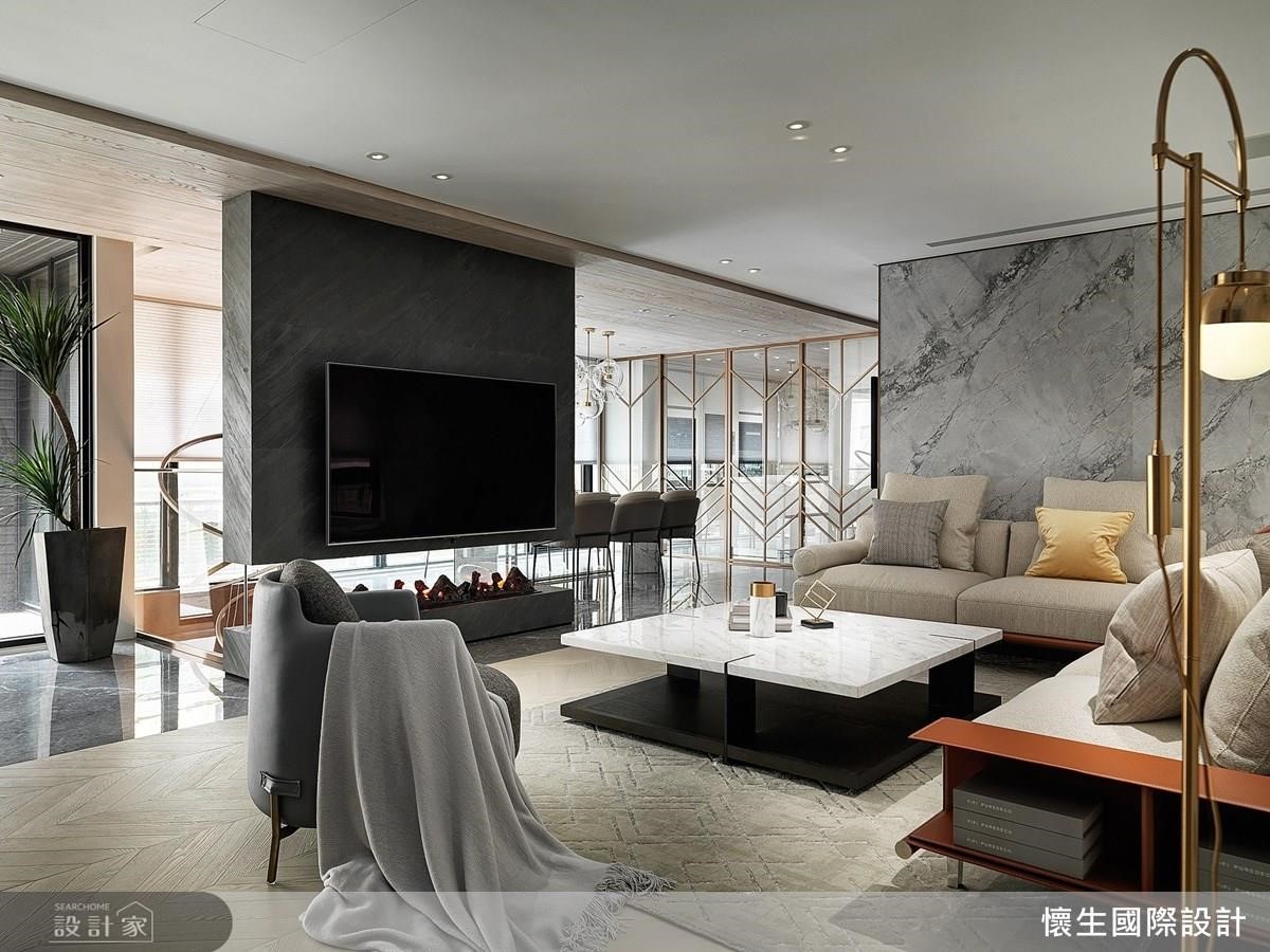2 樓起居室以飄浮電視牆設計，營造視覺穿透感；更以國外壁爐造型，型塑溫暖居家氛圍。