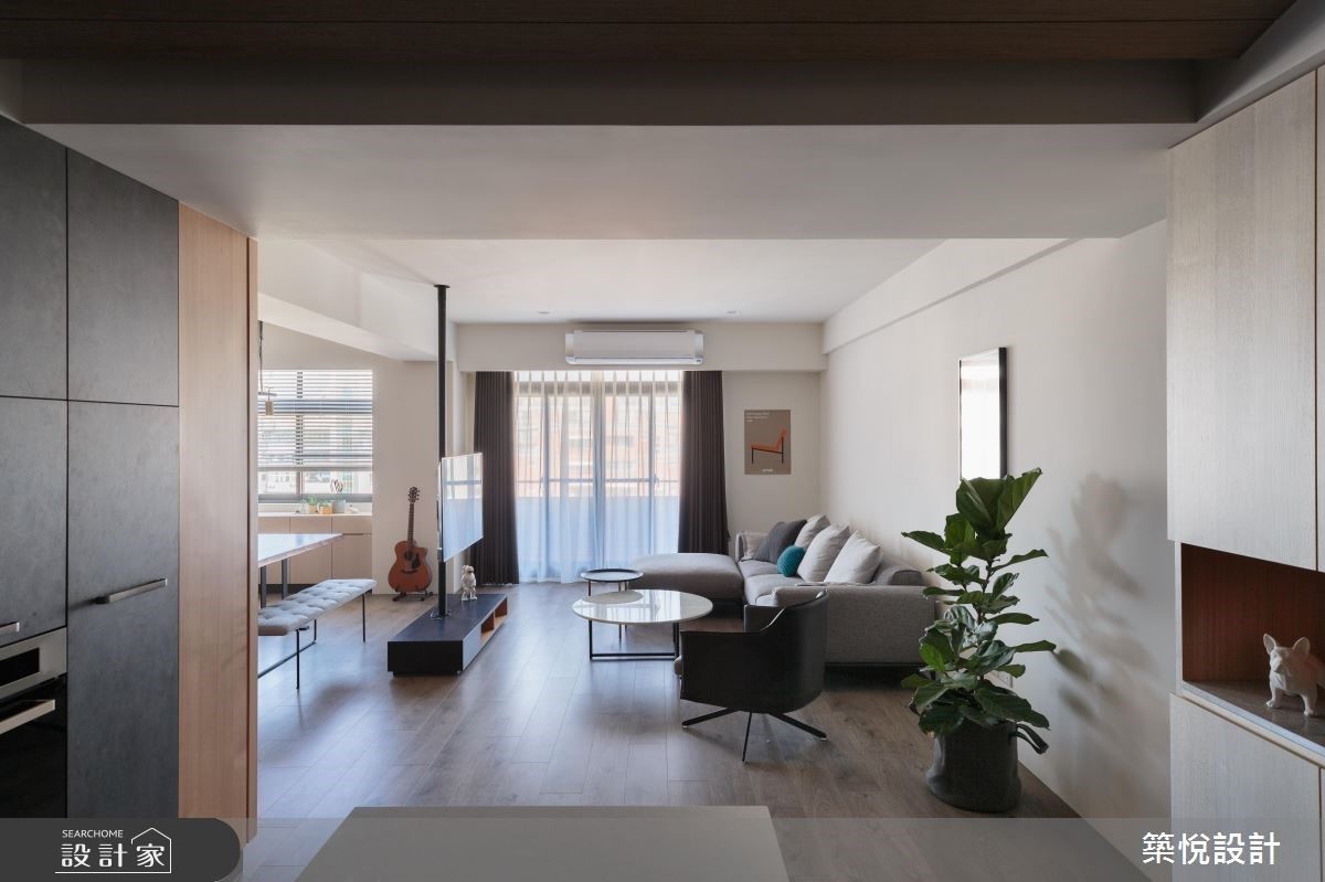 拆除掉多餘隔間牆面後，走進家門就能感受到輕透舒適的陽光。