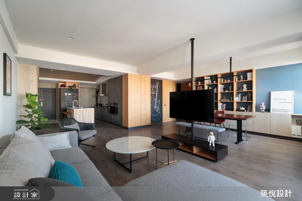 設計師在空間中加入了大量的木質色系，營造溫潤舒適感受，並以淺藍色的牆面色彩，挹注清新氣息。