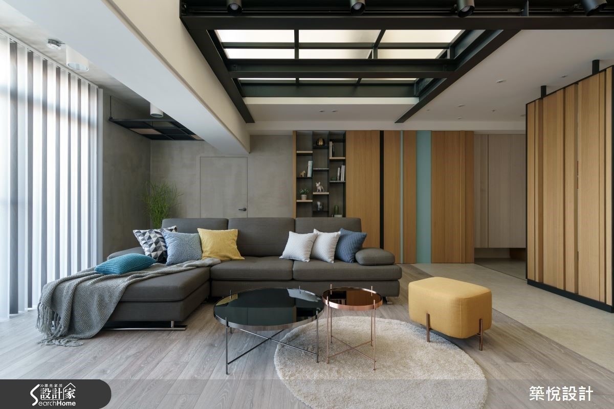 50 坪的樓中樓老屋，在陳彥維設計師的巧手改造下，化身為寬敞明亮的人文風混搭宅。